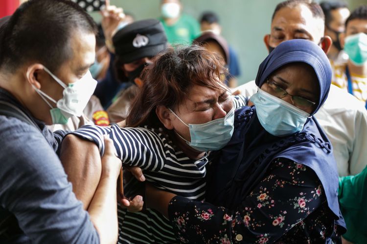 Isak tangis keluarga Chandra Susanto, korban tewas kebakaran Lapas Kelas I Tangerang saat diserahkan pada keluarga di RS Polri, Kramat Jati, Jakarta Timur, Rabu (15/9/2021). Delapan jenazah korban tewas dalam kebakaran diserahkan kepada pihak keluarga.
