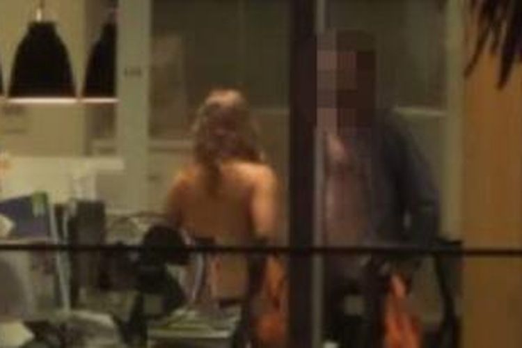 Pasangan karyawan The Marsh Ltd, sebuah perusahaan broker asuransi, di Selandia Baru secara tidak sadar mempertontonkan adegan seks mereka bagi pelanggan sebuah bar yang terletak di seberang kantor mereka.