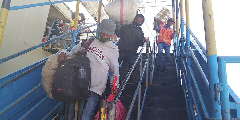 Sekitar 1800 penumpang kapal Pelni KM Dobonsolo turun di pelabuhan Murhum, Kota Baubau, Sulawesi Tenggara, Sabtu (24/4/2021) siang. Penumpang yang turun diduga warga yang duluan curi star untuk mudik sebelum aturan larangan mudik diberlakukan oleh pemerintah di bulan Mei 2021.