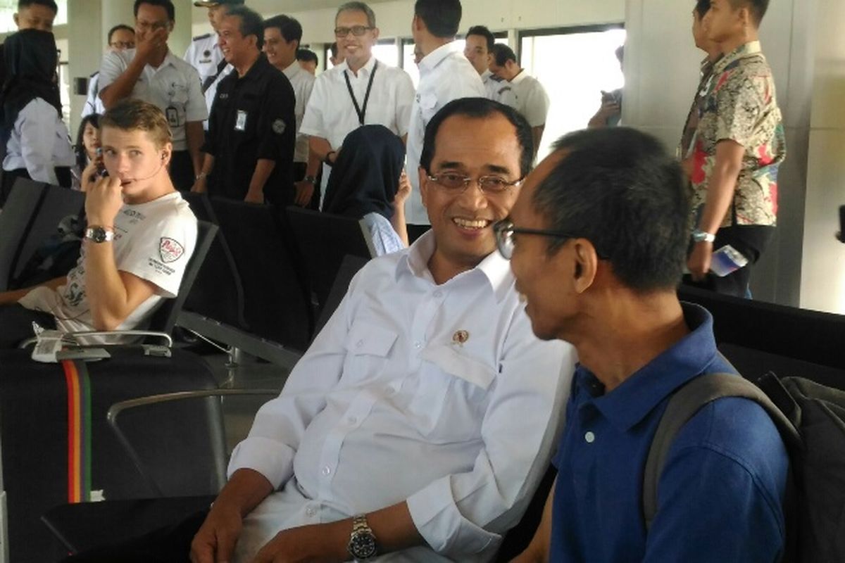 Menhub Budi Karya Sumadi saat berkunjung ke Stasiun Skytrain Bandara Soekarno-Hatta, Selasa (19/6/2018).