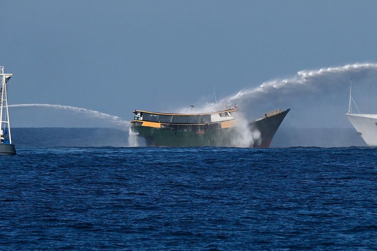 Kapal Penjaga Pantai China (China Coast Guard) menembakkan meriam air ke kapal Filipina Unaizah May 4 (tengah), dalam misi ke Second Thomas Shoal di Laut China Selatan, 5 Maret 2024.