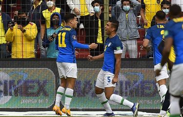 Gelandang Brasil, Casemiro, melakukan selebrasi bersama Philippe Coutinho, usai menjebol gawang Ekuador dalam laga Kualifikasi Piala Dunia 2022 zona Amerika Selatan di Stadion Rodrigo Paz Delgado, Quito, 27 Januari 2022.