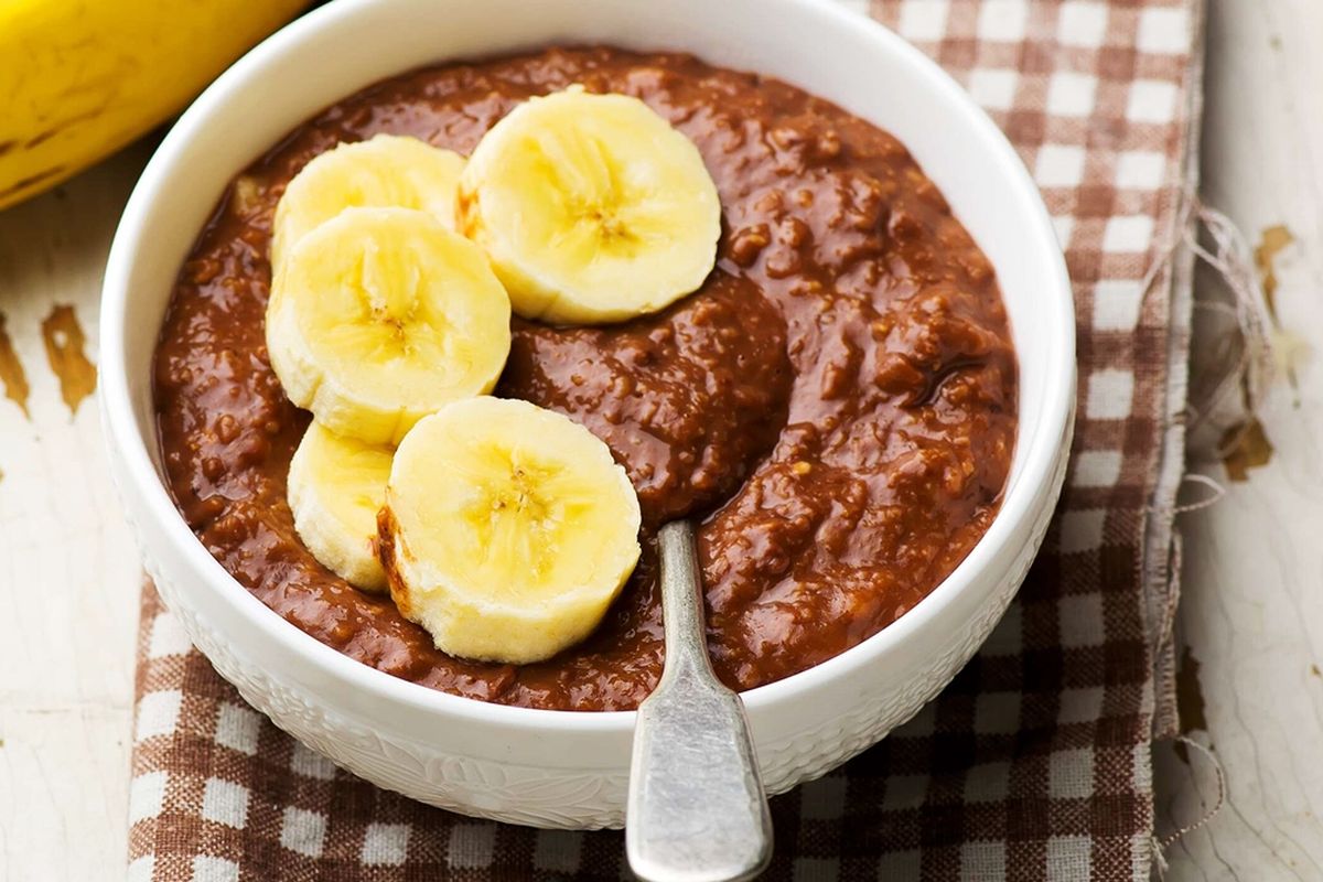 Ilustrasi oatmeal cokelat pisang dengan topping susu kental manis