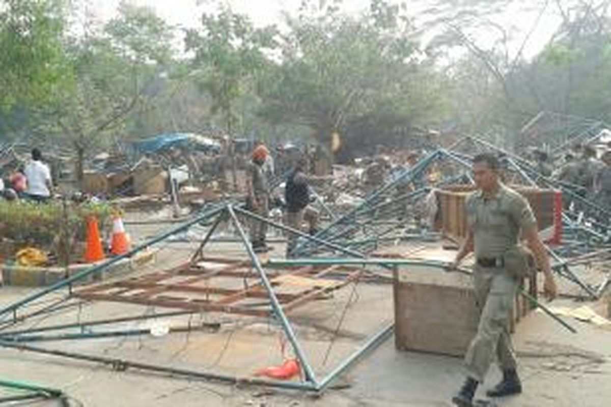 Aparat Sapol PP Pemprov DKI Jakarta membongkar kios pedagang kaki lima di lapangan Ikatan Restoran dan Taman Indonesia (IRTI) kawasan Monumen Nasional, Kamis (16/10/2014)