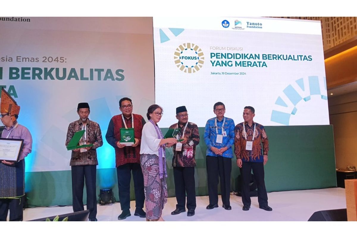 Head of Learning Environment Department Tanoto Fondation saat memberikan apresiasi. 