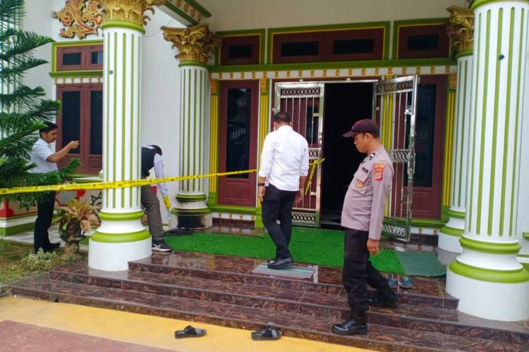 Rumah Ketua Dewan Pimpinan Wilayah (DPW) Partai Aceh (PA) Kabupaten Aceh Timur, Provinsi Aceh, Zulfazli alias Kupiyah Skei Bin Aiyub di Desa Lhok Dalam, Kecamatan Peureulak, Kabupaten Aceh Timur, Kamis (7/3/2024) dinihari dibom oleh orang yang tidak diketahui identitasnya.
