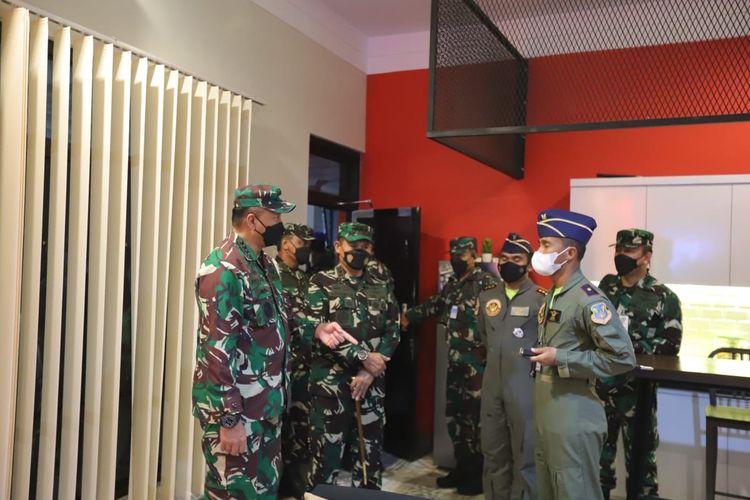 KSAU Fadjar Prasetyo meninjau kegiatan latihan siswa Sekbang TNI AU A-99 dan Sekbang TNI A-7 di Lanud Adisutjipto, Yogyakarta, Kamis (20/1/2022) malam.