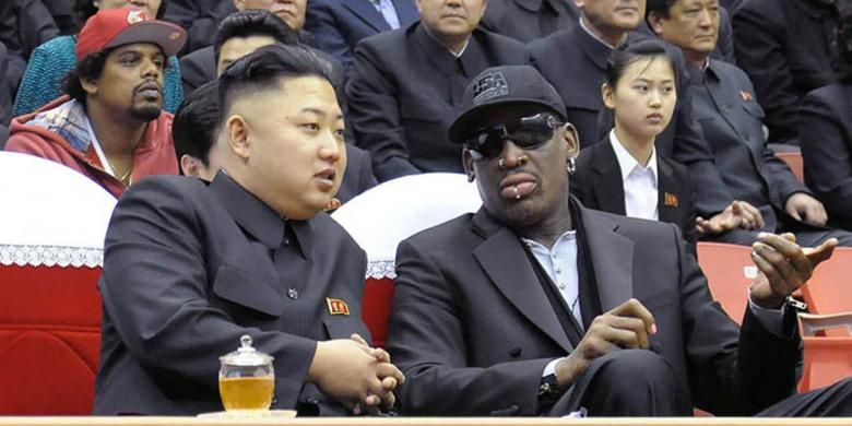 Dennis Rodman bersama dengan Pemimpin Korea Utara Kim Jong Un. 