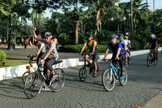 Gaya Sandiaga Bersepeda ke Balai Kota Bersama Pejabat DKI