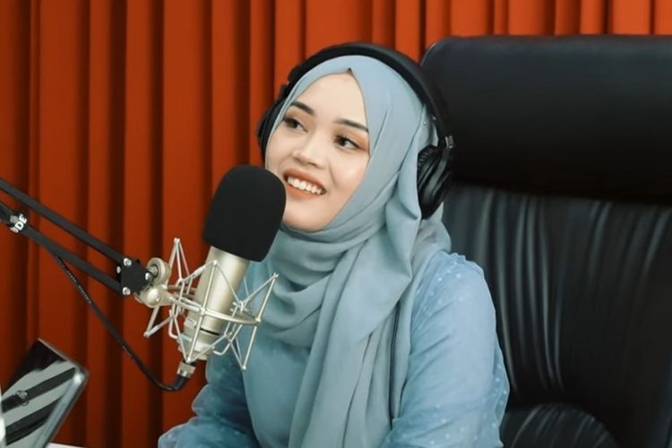 Penyanyi Putri Delina berharap proses persalinan ibu sambungnya, Nathalie Holscher, berjalan lancar.