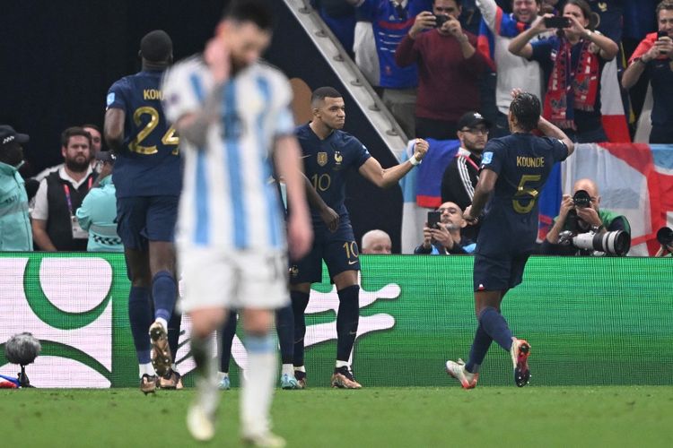 Momen selebrasi Kylian Mbappe dalam laga final Piala Dunia 2022 antara Argentina vs Perancis di Stadion Lusail, Doha, Qatar, 18 Desember 2022. (Photo by Kirill KUDRYAVTSEV / AFP)