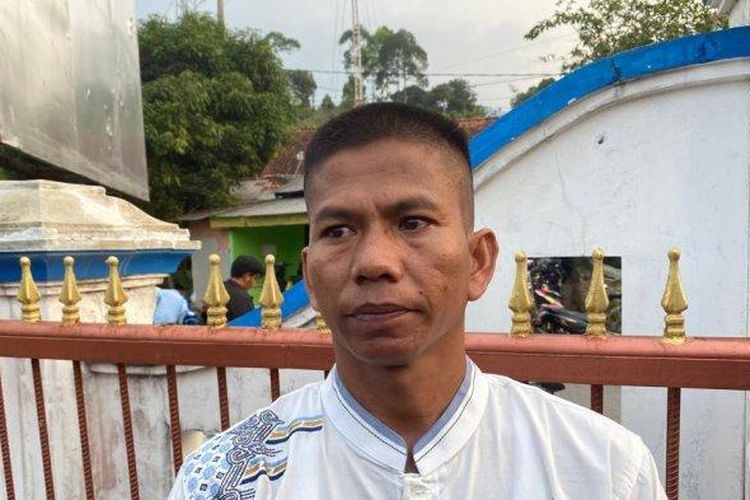 Usman Sugalih (41), salah satu pekerja tambang yang selamat dan juga paman dari salah satu korban yang tertimbun di lubang tambang emas ilegal di Banyumas, Jawa Tengah, Rabu (2/8/2023). 
