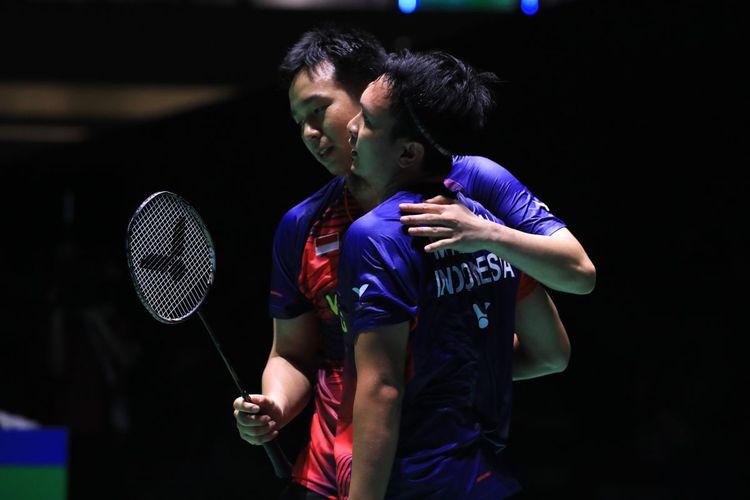 Pasangan ganda putra Indonesia, Mohammad Ahsan/Hendra Setiawan, melangkah ke final  BWF World Championship atau Kejuaraan Dunia 2022 setelah mengalahkan junior mereka, Fajar Alfian/Muhammad Rian Ardianto, di Tokyo Metropolitan Gymnasium, Sabtu (27/8/2022) pagi WIB. Terkini, Fajar Alfian/Muhammad Rian Ardianto dan Mohammad Ahsan/Hendra Setiawan, dipastikan batal mentas di Australia Open 2022.