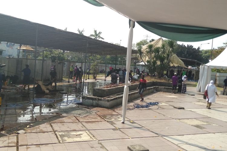 suasan pemotongan hewan Kurban di masjid At-Tin, Taman Mini, Jakarta Timur, Jumat (31/7/2020)