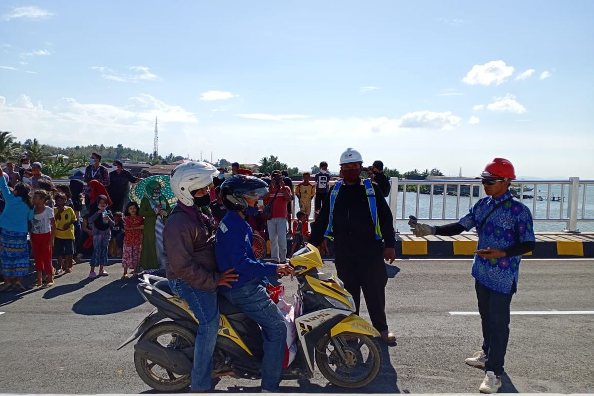 Warga Kota Kendari menyambut antusias diresmikannya Jembatan Teluk Kendari oleh Presiden Joko Widodo, Kamis (22/10/2020).