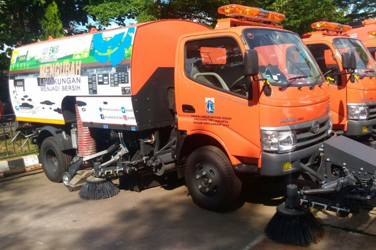 Mobil penyapu jalan yang baru saja dibeli oleh Pemerintah Provinsi DKI Jakarta. Mobil ini menggunakan truk buatan Hino Indonesia, namun dilengkapi perangkat kebersihan buatan Ceksan Turki.