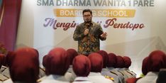 Beri Kado Hardiknas, Mas Dhito Ajak Siswa SMA Boarding School Menginap di Rumdin Bupati