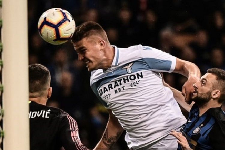 Sergej Milinkovic-Savic menyundul bola pada pertandingan Inter Milan vs Lazio di Stadion Giuseppe Meazza dalam lanjutan Serie A Liga Italia, 31 Maret 2019. 