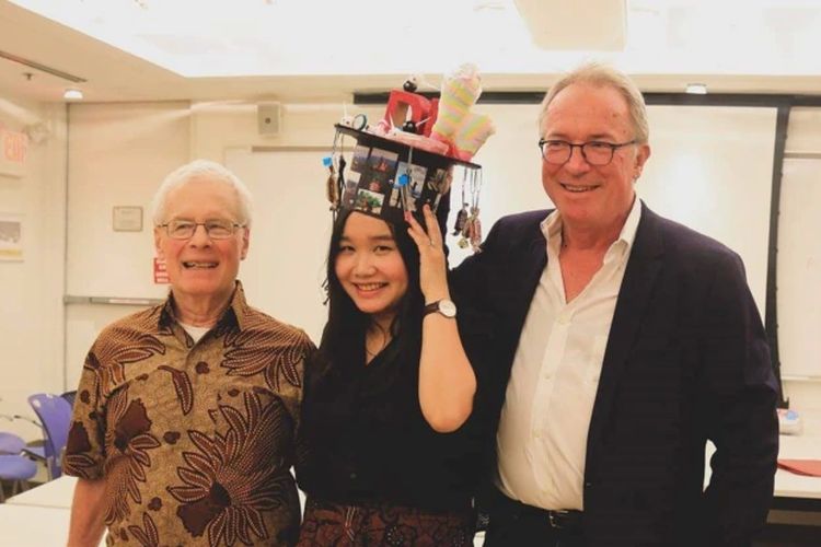 Nova bersama pembimbing tesis doktoralnya, Prof Harvey Lodish dan Prof Hidde Ploegh.