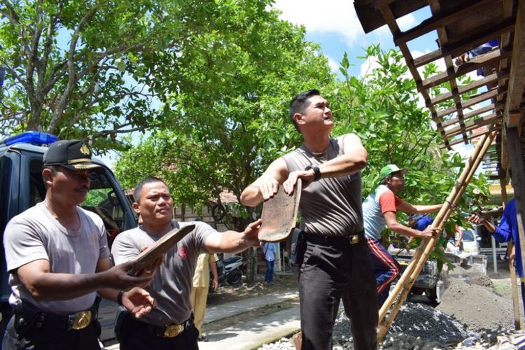 Kapolres Demak AKBP Sonny Irawan memimpin langsung program bedah rumah milik Suwarti ( 52) , di Desa Mojodemak RT 03 RW 03, Kecamatan Wonosalam,  Kabupaten Demak,  Jateng,  Senin (6/11/2017) 