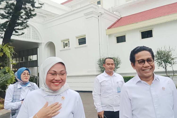 Menaker Ida Fauziah dan Mendes PDTT Abdul Halim Iskandar usai bertemu Presiden Joko Widodo di Istana Kepresidenan, Jakarta, Senin (18/3/2024).
