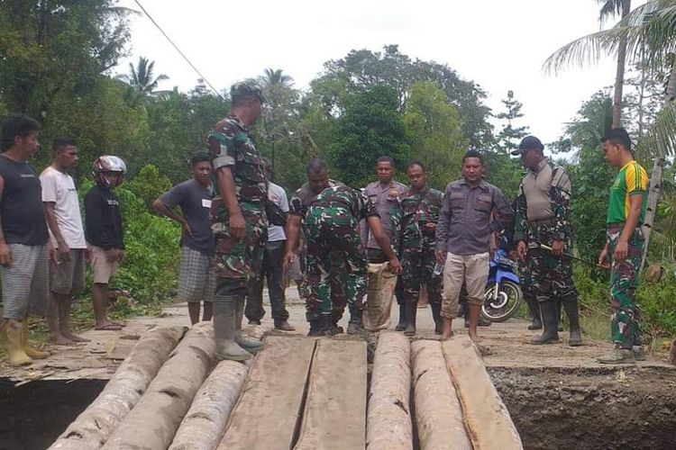 Jembatan di dusun Laala, desa Loki, kecamatan Huamual, kabupaten Seram Bagian Barat, Maluku yang ambruk akibat banjir diperbaiki secara darurat oleh aparat TNI Polri, Kamis (9/2/2023)