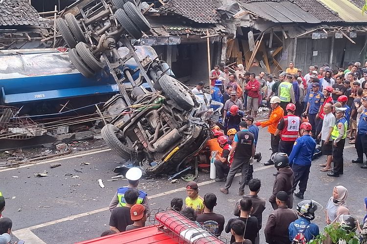Kecelakaan Kembali Terjadi di Jalur Maut Kalijambe, Sejumlah Orang Terjepit 