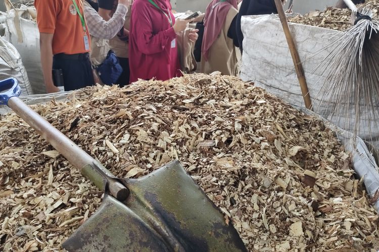 Cacahan limbah kayu di Tempat Pengolahan Akhir Sampah (TPAS) Manggar, Balikpapan, Kalimantan Timur. Hasil olahan limbah ini menjadi bahan co-firing Pembangkit Listrik Tenaga Uap (PLTU) Teluk Balikpapan untuk mengurangi penggunaan batu bara.