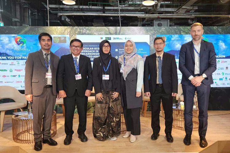 Dirut Petrokimia Gresik Dwi Satriyo Annurogo (dua kiri) saat menghadiri 'Pavilion Indonesia Talks Session' COP28 di Dubai, Uni Emirat Arab (UEA), Rabu malam (6/12/2023).