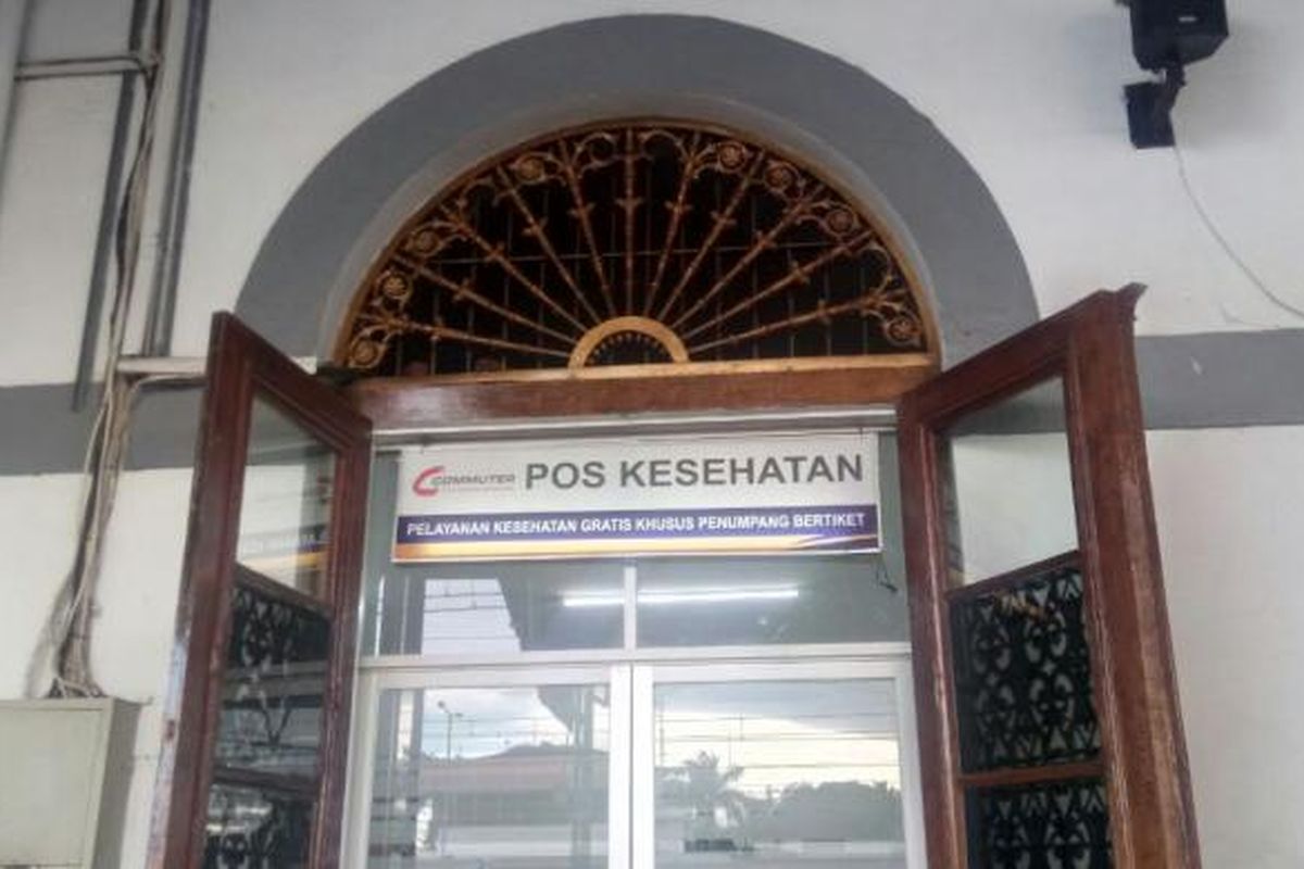 Pos pelayanan kesehatan di Stasiun Bogor. Pelayanan ini gratis untuk penumpang.