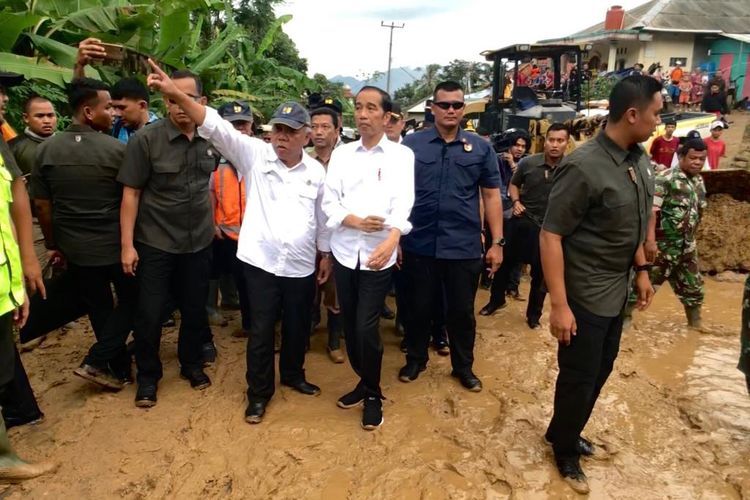 Presiden Joko Widodo meninjau Kecamatan Sukajaya, Kabupaten Bogor, yang terisolir karena banjir dan longsor, Selasa (7/1/2020) pagi. 