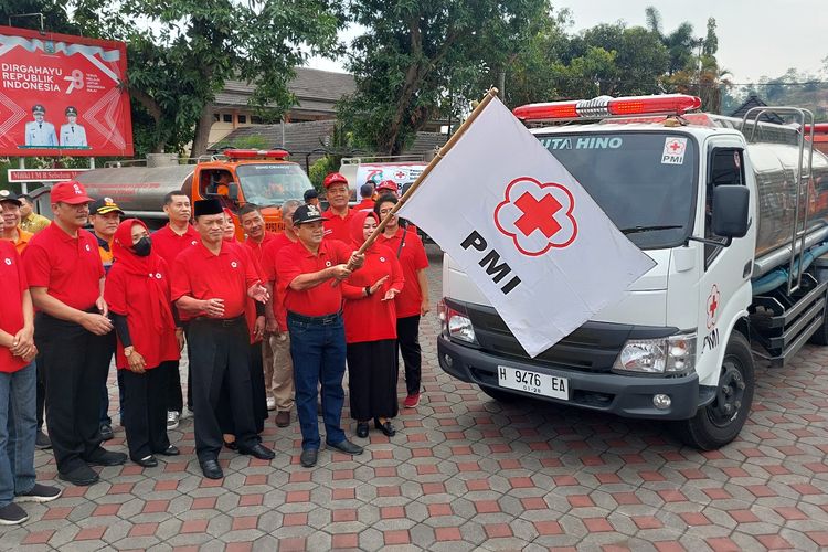 Bupati Semarang Ngesti Nugraha mengibarkan bendera untuk melepas truk tangki yang mengirim air bersih