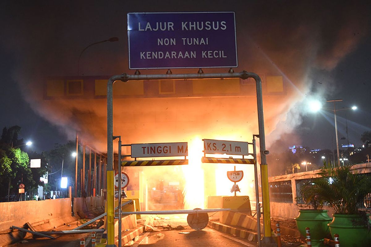 Kondisi Gerbang Tol Pejompongan yang dibakar massa, di Jakarta, Selasa (24/9/2019). Demo mahasiswa yang berlangsung di depan Gedung DPR sejak tadi pagi berakhir ricuh, suasana tidak kondusif terjadi sejak sore hingga malam hari.