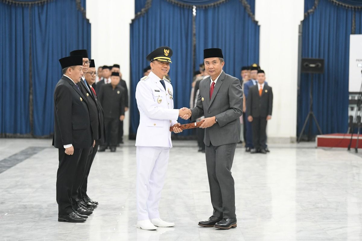 Kepala Dishub Jabar A. Koswara dilantik sebagai Penjabat (Pj) Wali Kota Bandung oleh Pj Gubernur Jabar Bey Machmudin di Gedung Sate, Kota Bandung, Jumat (20/9/2024).