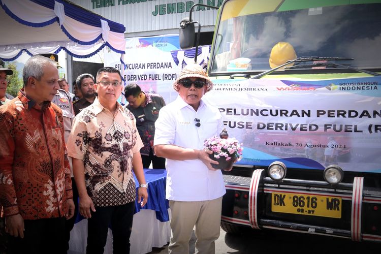 Bupati Jembrana I Nengah Tamba meluncurkan produk refuse derived fuel (RDF) dengan bekerja sama dengan PT Wisesa Global Solusindo selaku pengelola alat dan PT Solusi Bangun Indonesia selaku pembeli dan penerima RDF di Tempat Pemrosesan Akhir (TPA) Peh, Desa Kaliakah, Selasa (20/8/2024).
