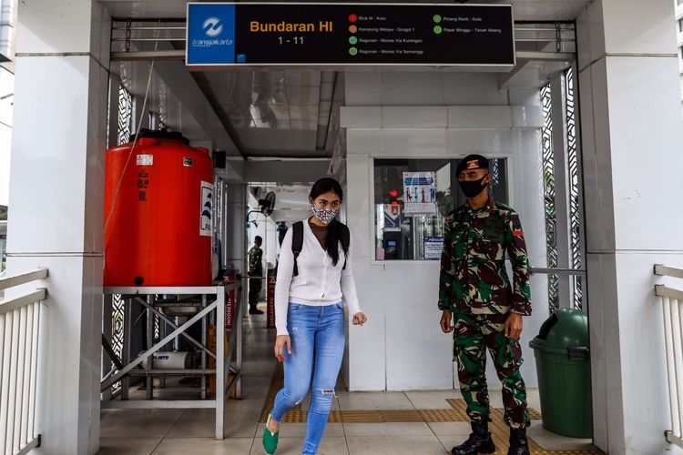 bPersonel TNI saat berjaga di Stasiun MRT Bundaran HI, Jakarta Pusat, Rabu (27/5/2020). Presiden Joko Widodo menginstruksikan Panglima TNI untuk mengerahkan personelnya dalam menertibkan masyarakat selama pemberlakuan pembatasan sosial berskala besar ( PSBB) untuk memutus mata rantai penularan Covid-19.