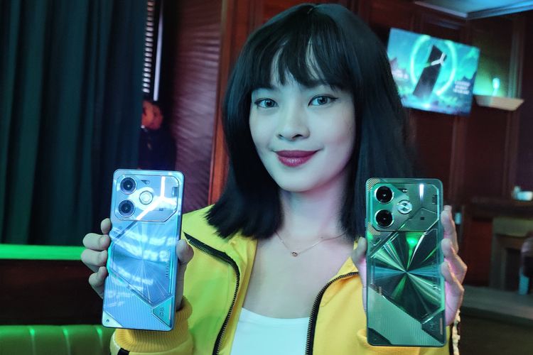 Model memeragakan smartphone Tecno Pova 6 dalam acara peluncuran di Jakarta, Kamis (13/6/2024).