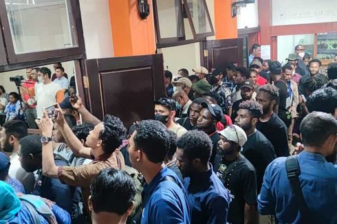 Sidang Perdana Kasus Korupsi Plt Bupati Mimika Digelar, Warga dan Mahasiswa Padati PN Jayapura