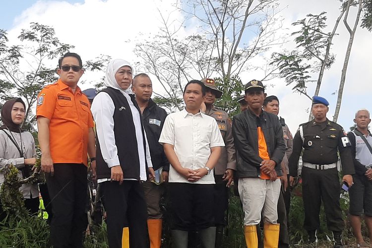 Gubernur Jawa Timur Khofifah Indar Parawansah berkoordinasi dengan Bupati Lumajang Thoriqul Haq terkait percepatan penanganan korban banjir lahar hujan Gunung Semeru