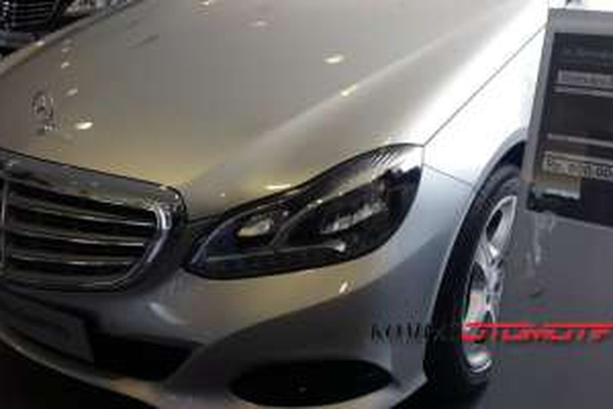 Mobkas Mercedes-Benz E 200 produksi 2014 dijual Rp 800 juta di diler Proven Exclusivity.