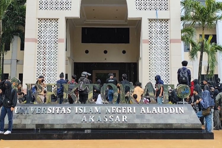 Puluhan mahasiswa UIN Alauddin Makassar menggelar unjuk rasa di gedung rektorat kampus 2 UIN Alauddin Makassar, Kabupaten Gowa, Sulawesi Selatan meminta pencopotan rektornya terkait produksi yang palsu yang di dalam kampus. Senin, (16/12/2024).