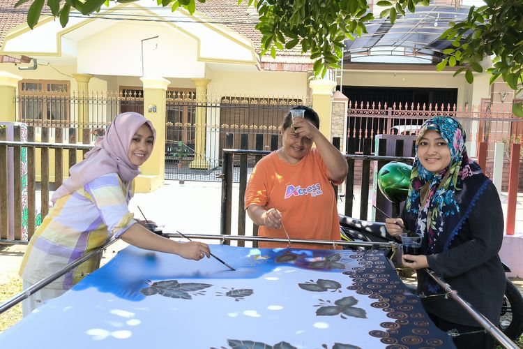 Istri Misbahudin, Sujayati dan adik ipar serta tetangganya saat melakukan proses pewarnaan kain untuk memenuhi pesanan batik dari Stikes Al Qodiri, Jember, Kamis (2/10/2025).