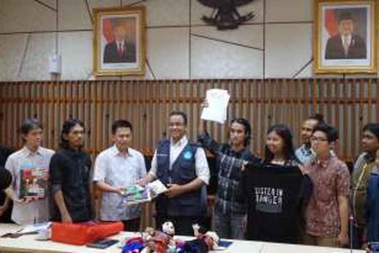 Menteri Pendidikan dan kebudayaan Anies Baswedan dalam audiensi tertutup dengan sejumlah perwakilan komunitas membahas kasus Yn dan kekerasan seksual terhadap perempuan di Kantor Kemendikbud, Senayan, Jakarta, Senin (9/5/2016)