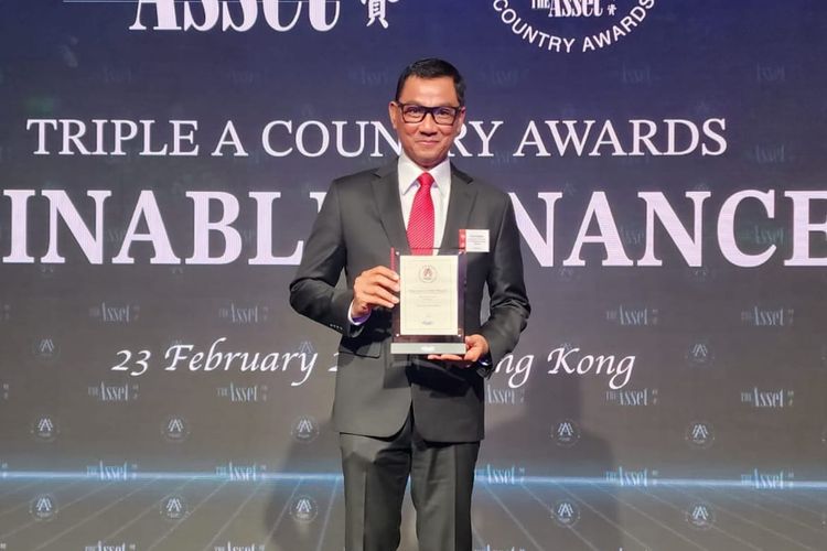 Direktur Utama (Dirut) PLN Darmawan Prasodjo saat menerima penghargaan The Best Green Loan pada ajang internasional Triple A Country Awards for Sustainable Finance 2022 dari The Asset di Hong Kong, Kamis (23/2/2023).
