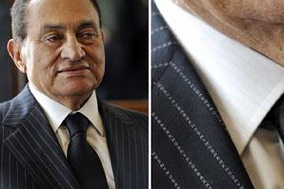 Jas Hosni Mubarak berpola jejeran huruf bertuliskan "HOSNY MUBARAK" berulang kali.