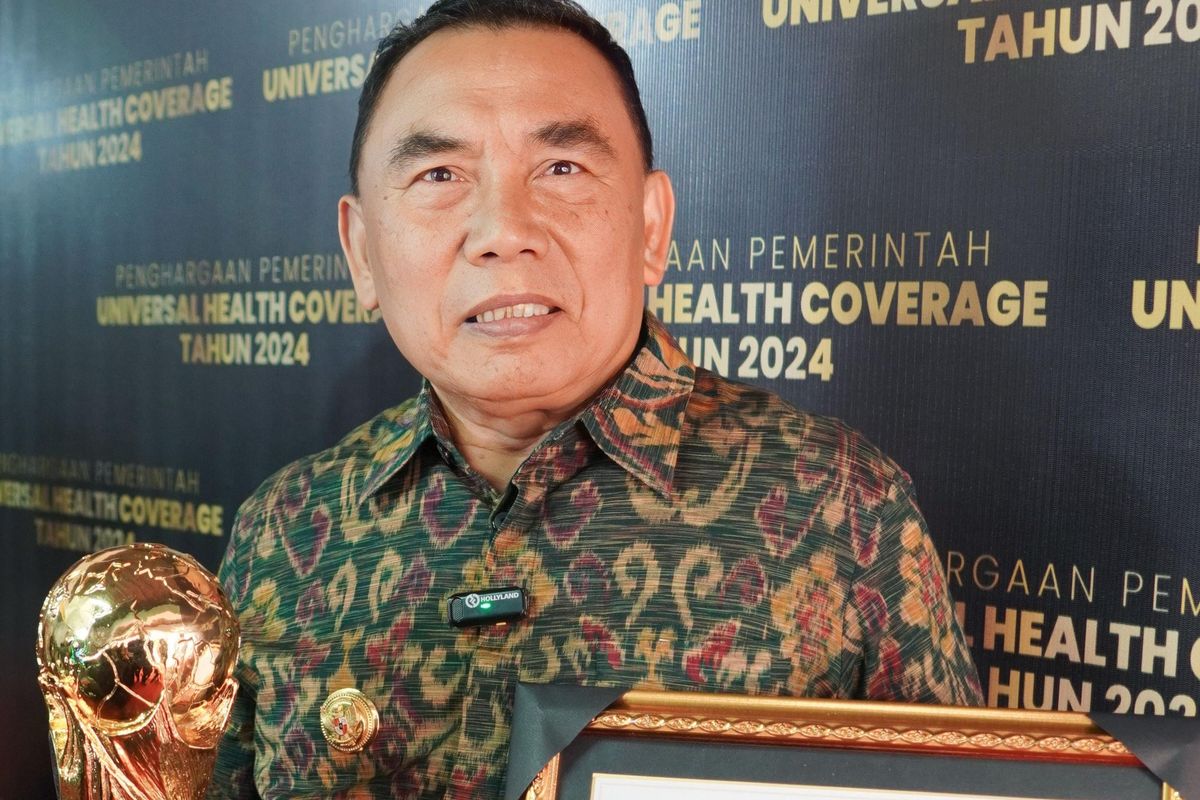 Bupati Jembrana I Nengah Tamba menerima penghargaan utama dalam pencapaian Universal Health Coverage (UHC) di Jakarta, Kamis (8/8/2024).