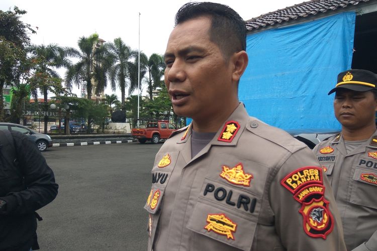 Polisi menyelidiki kejadian terbakarnya aula Pendopo Kota Banjar, Jawa Barat, Jumat pagi (21/10/2022).