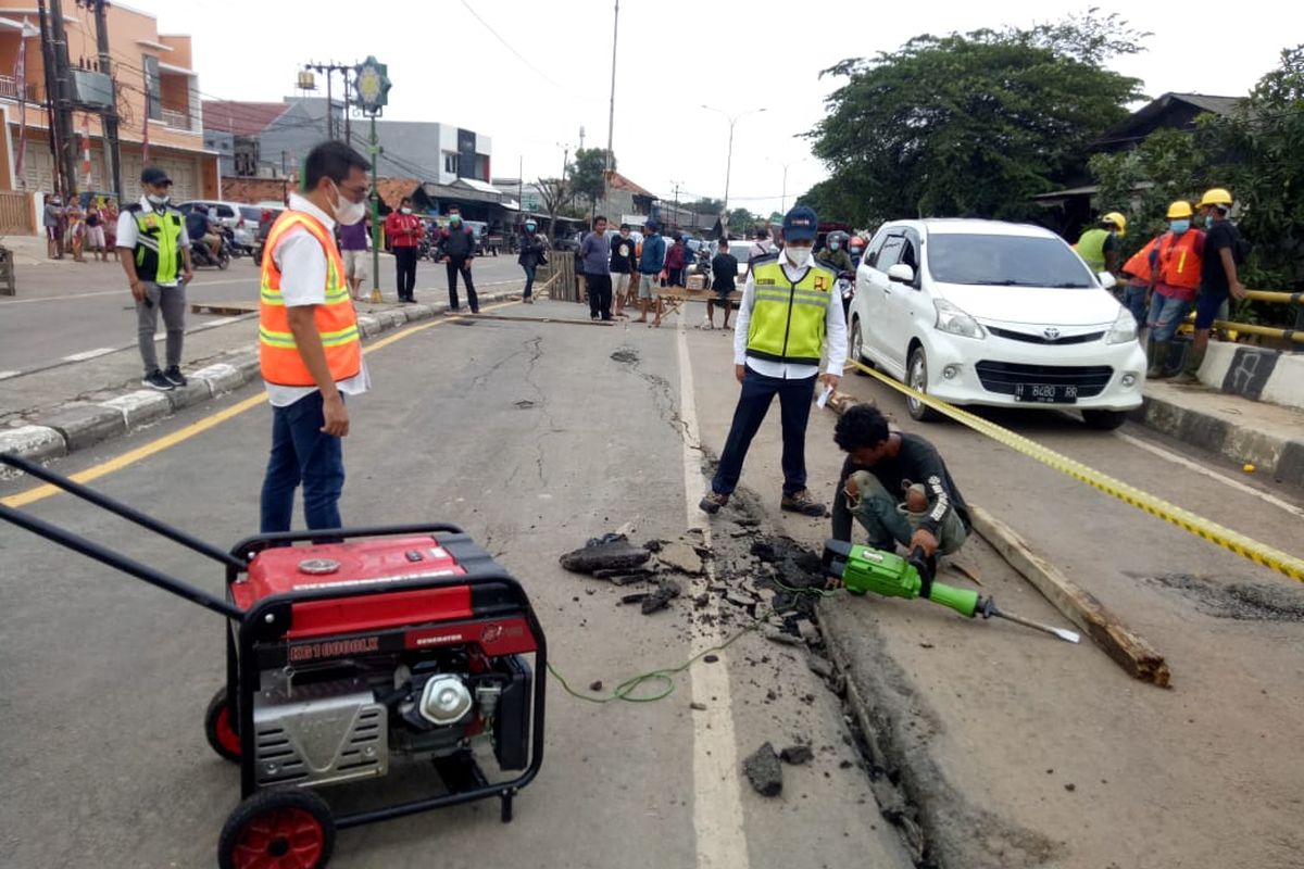 Aspal di Jembatan Jalan Raya Pacing di Jalur Pantura di Kedungwaringin, dekat perbatasan Kabupaten Bekasi dan Karawang, bengkah akibat beban berlebih saat terjadi kemacetan panjang lantaran banjir luapan Sungai Citarum, Senin (22/2/2021).