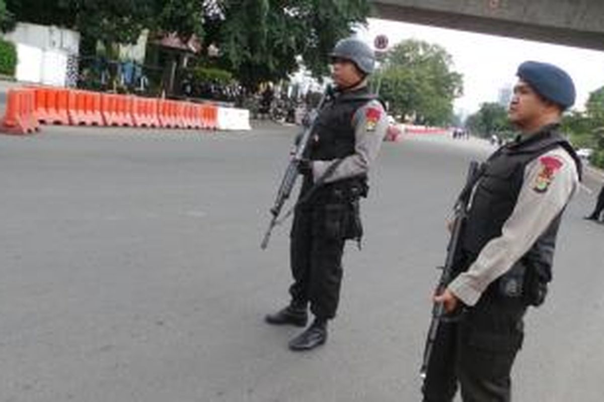 Koper mencurigakan di samping Kedubes Amerika Serikat di Jalan Medan Merdeka Selatan, Jakarta.