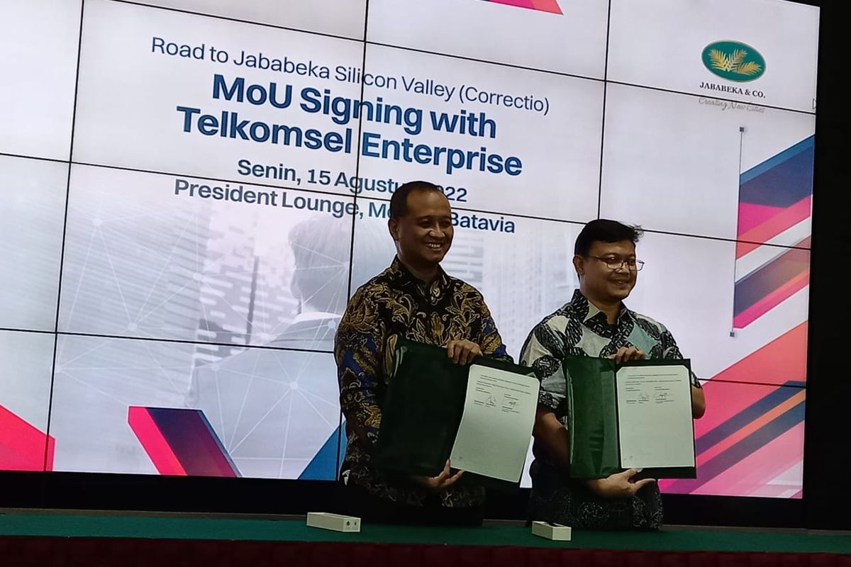 Managing Director PT Jababeka Infrastruktur Agung Wicaksono dan Vice President Enterprise Product Management Telkomsel Hanang Setiohargo penandatanganan MoU di Menara Batavia, Jakarta, Senin (15/8/2022).  